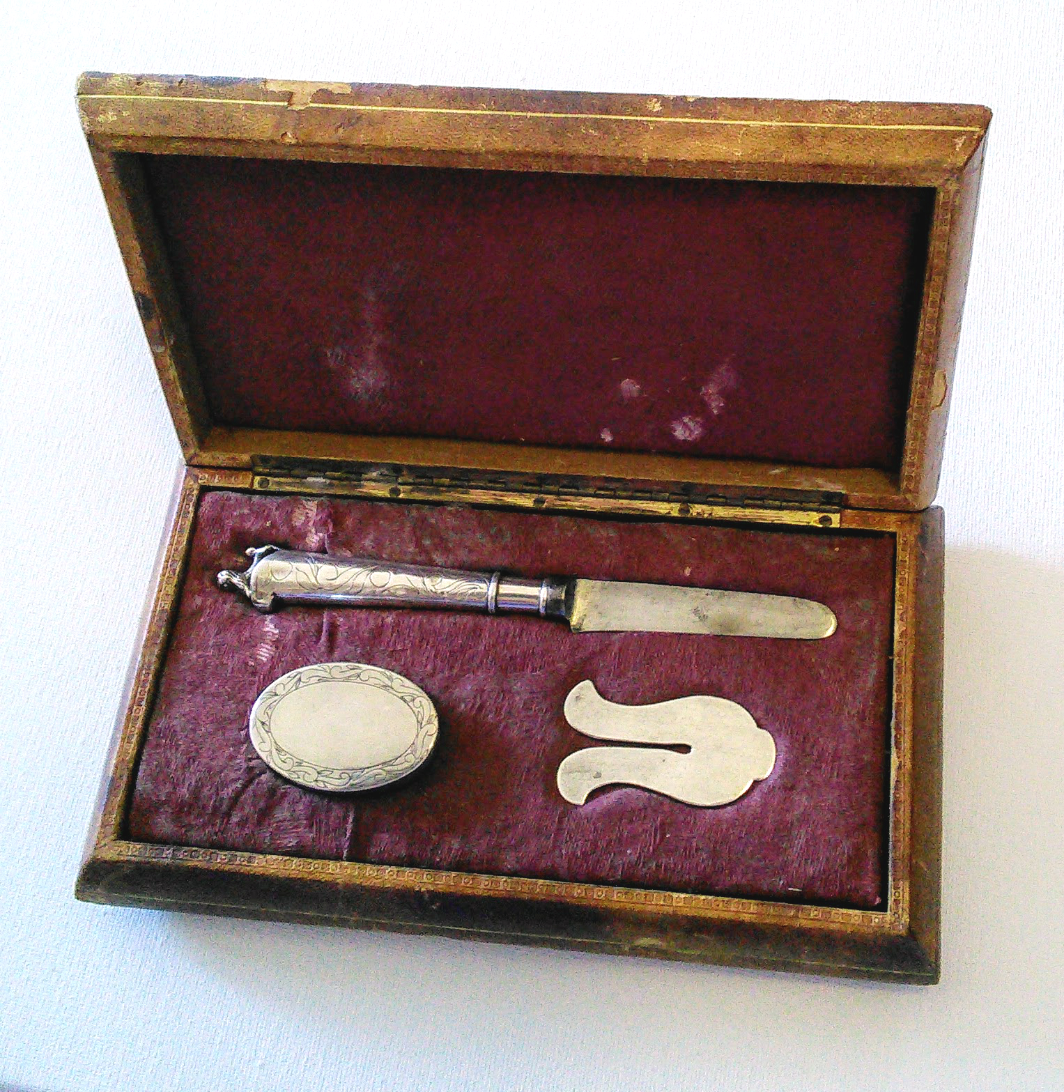 Netherlands circumcision knife, shield
          and powder box, 18th century